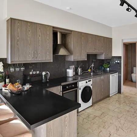 Amber View Penthouse 220sqm- Overlooking Downtown Apartman Limassol